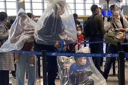 В Китае авиапассажиры показали необычные способы обезопасить себя от коронавируса. ФОТО
